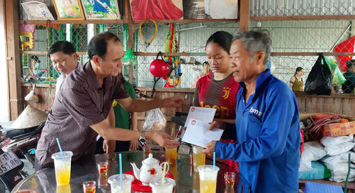 Phó Bí thư Huyện ủy, Chủ tịch UBND huyện Châu Phú thăm, động viên các hộ dân nhà bị cháy ở xã Bình Long