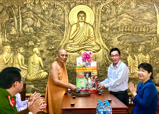 Huyện ủy Châu Phú chúc Đại lễ Phật đản các cơ sở thờ tự