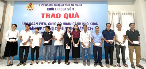 Khối Thi đua số 3 trực thuộc Liên đoàn Lao động tỉnh An Giang trao quà cho đoàn viên có hoàn cảnh khó khăn