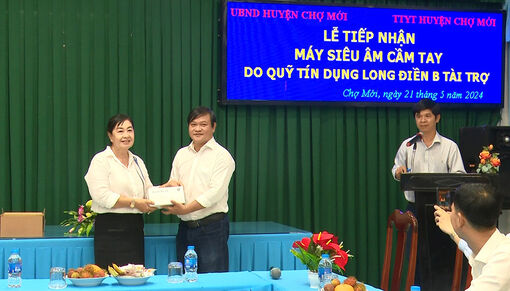 Quỹ Tín dụng Nhân dân Long Điền B hỗ trợ máy siêu âm cầm tay trị giá gần 129,3 triệu đồng