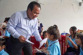 Cà Mau: Phó chủ tịch UBND tỉnh Nguyễn Minh Luân thăm và tặng 321 phần quà cho trẻ em