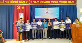 Liên đoàn Lao động huyện Phú Tân hỗ trợ 22 Mái ấm công đoàn, nhân Tháng Công nhân 2024