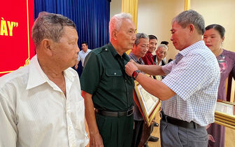 UBND huyện An Phú trao Kỷ niệm chương “Chiến sĩ cách mạng bị địch bắt, tù đày”