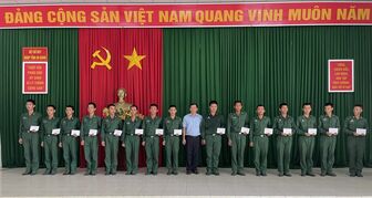 Chủ tịch UBND huyện Tri Tôn động viên chiến sĩ mới