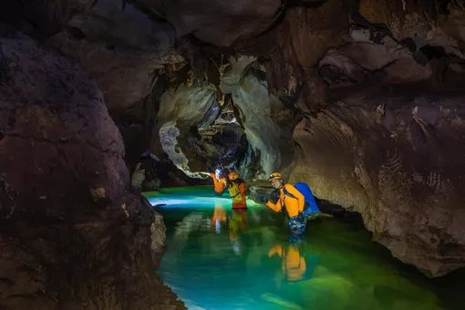 Khám phá vẻ đẹp huyền bí của hang Chà Lòi Quảng Bình