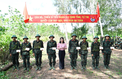 Phó Chủ tịch UBND huyện Tri Tôn Trần Minh Giang thăm chiến sĩ mới tại Trung đoàn 892