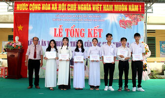 Bí thư Thị ủy Tịnh Biên Nguyễn Hồng Đức dự lễ tổng kết năm học 2023 - 2024 Trường THPT Chi Lăng