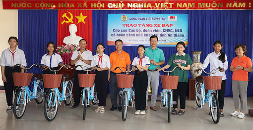 Công đoàn Liên doanh Việt – Nga Vietsovpetro trao tặng xe đạp cho con đoàn viên, công nhân, viên chức lao động tỉnh An Giang