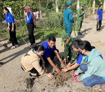 Tuổi trẻ Tri Tôn trồng 500 cây xanh trên vùng biên giới Vĩnh Gia