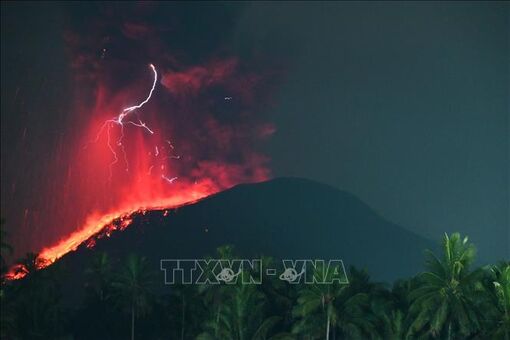 Núi lửa Ibu phun trào, tạo ra cột tro bụi cao 6km