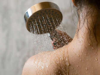 Thói quen tắm nhiều lần trong ngày có gây hại da?