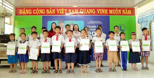 230 trẻ em, học sinh TP. Long Xuyên có hoàn cảnh khó khăn nhận học bổng và quà