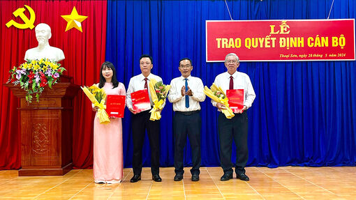 Ban Thường vụ Huyện ủy Thoại Sơn trao quyết định điều động cán bộ