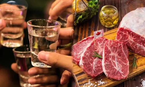Có nên ăn thịt bò và uống rượu cùng lúc?