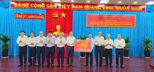 Đảng ủy Khối Doanh nghiệp Trung ương tặng 100 căn nhà Đại đoàn kết cho tỉnh An Giang