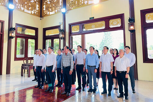 Đảng ủy Khối Doanh nghiệp Trung ương dâng hoa, dâng hương đền thờ Chủ tịch Tôn Đức Thắng