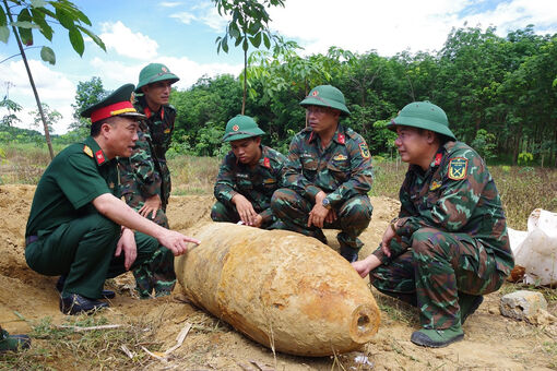 Phát hiện bom 334kg còn nguyên kíp nổ ở Quảng Bình
