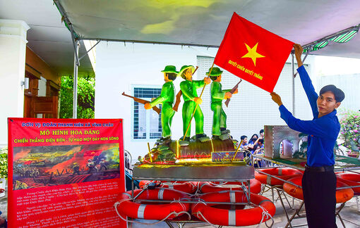 Trao giải Hội thi Thả đèn hoa đăng chào mừng Lễ hội Vía Bà Chúa Xứ Núi Sam năm 2024