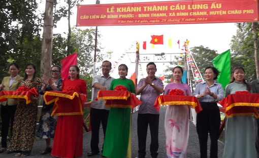 Bí thư Huyện ủy Châu Phú Nguyễn Phú Tân dự khánh thành cầu Kênh 7