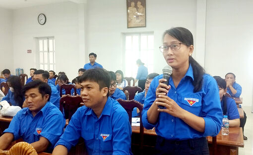 Chủ tịch UBND huyện Phú Tân đối thoại với thanh niên