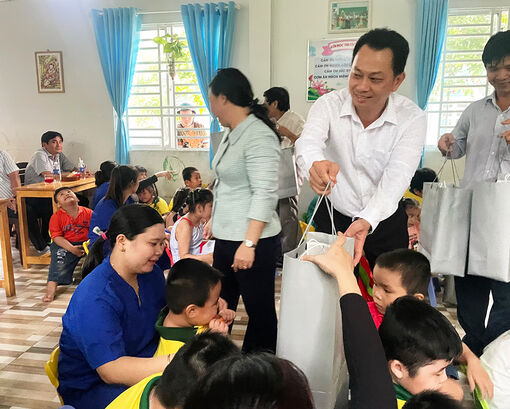 Sở Lao động- Thương binh và Xã hội An Giang trao quà cho trẻ em có hoàn cảnh đặc biệt
