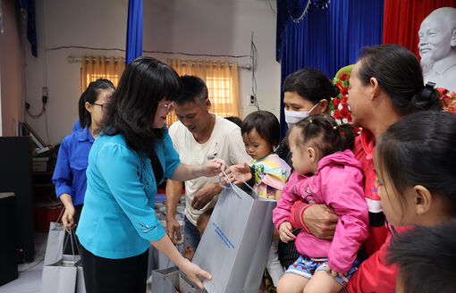 Trao hơn 1.000 phần quà cho trẻ em có hoàn cảnh đặc biệt trên toàn tỉnh An Giang