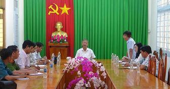 Bí thư Huyện ủy Tri Tôn làm việc với xã Lương Phi