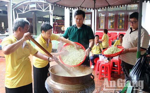 Sắc màu trước nghi lễ tắm Bà Chúa Xứ núi Sam