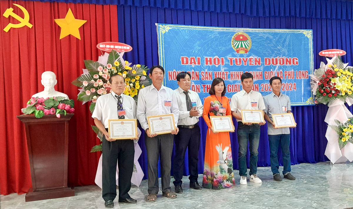 Phú Tân tổ chức Đại hội điểm tuyên dương nông dân sản xuất - kinh doanh giỏi xã Phú Long