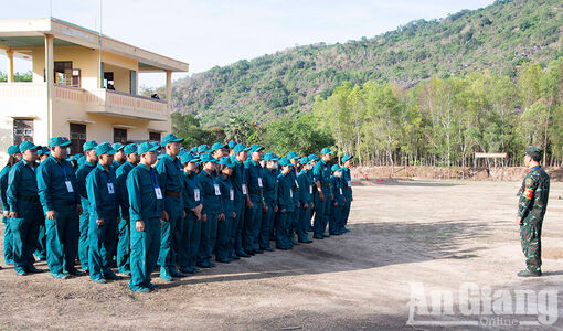 Hội thao Bắn súng quân dụng và dân quân tự vệ