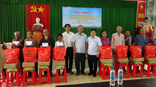 Bí thư Huyện ủy Tri Tôn trao quà cho người dân xã Lương Phi