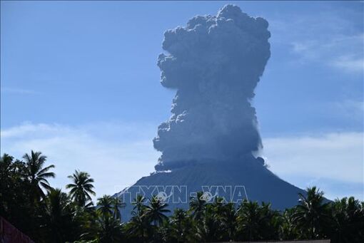 Indonesia: Núi lửa Ibu phun trào, cột tro bụi cao 7 km