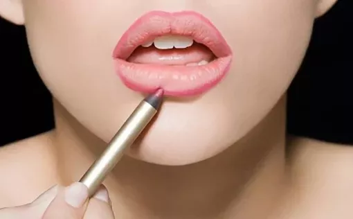 Mẹo thoa son căng mọng không cần tiêm filler