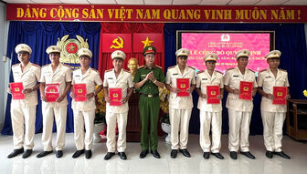 Nhiều cán bộ, chiến sĩ Công an huyện An Phú được thăng cấp bậc hàm