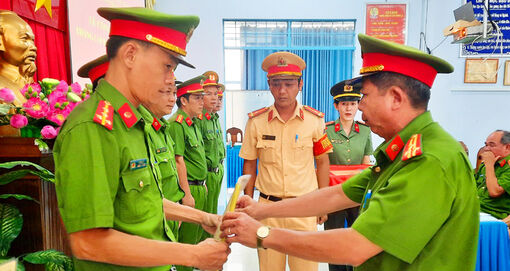 72 cán bộ, chiến sĩ Công an TX. Tịnh Biên được thăng cấp bậc hàm, nâng bậc lương