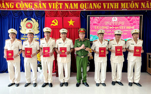 Nhiều cán bộ, chiến sĩ Công an huyện An Phú được thăng cấp bậc hàm