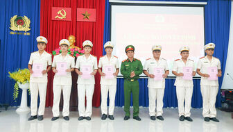 Công an huyện Phú Tân công bố, trao quyết định thăng cấp bậc hàm, nâng bậc lương năm 2024