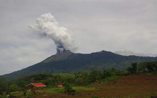 Philippines: Núi lửa Kanlaon phun trào cột tro bụi cao 5 km