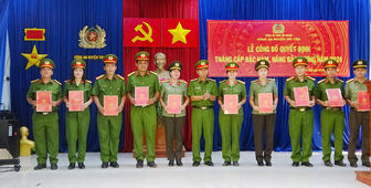 60 cán bộ, chiến sĩ công an huyện Tri Tôn được thăng cấp bậc hàm