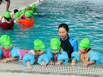 Hơn 330 học sinh TP. Long Xuyên tham gia lớp “Học bơi cùng Ánh Viên”