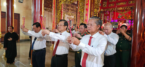 Bí thư Tỉnh ủy An Giang Lê Hồng Quang chúc mừng Đại lễ Tam hợp của Phật giáo Tứ Ân Hiếu Nghĩa