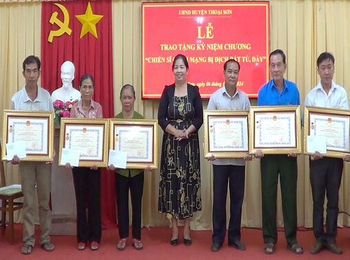UBND huyện Thoại Sơn trao tặng Kỷ niệm chương “Chiến sĩ cách mạng bị địch bắt tù, đày”
