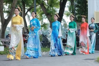Festival Huế 2024: Duyên dáng áo dài Việt Nam