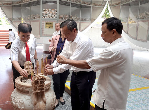 Đoàn thể và các tôn giáo tỉnh An Giang chúc mừng Đại lễ Tam hợp của đạo Tứ Ân Hiếu Nghĩa
