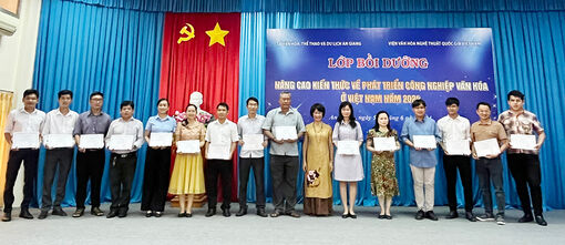Trao chứng nhận lớp bồi dưỡng nâng cao kiến thức về phát triển công nghiệp văn hóa ở Việt Nam
