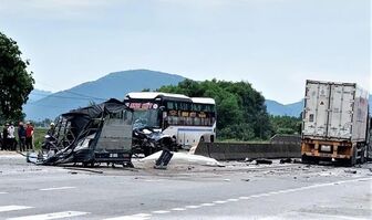 Xe tải va chạm liên hoàn ở Hà Tĩnh, 3 người tử vong