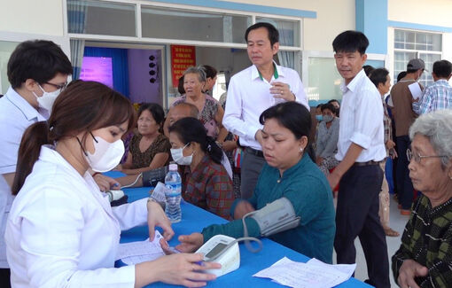 Đoàn y, bác sĩ TP. Thủ Đức khám bệnh, phát thuốc và tặng quà cho hộ gia đình khó khăn xã Lê Chánh