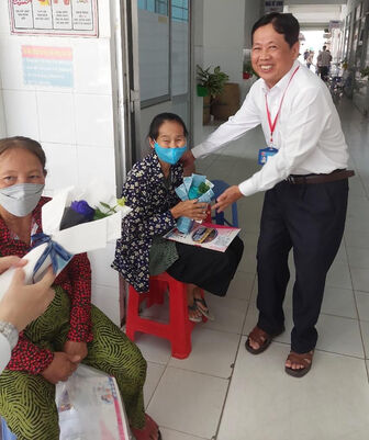 UBMTTQVN huyện Châu Phú tặng xe lăn phục vụ bệnh nhân tại Trung tâm Y tế huyện