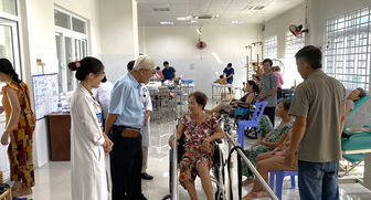 Nguyên Bí thư Tỉnh ủy An Giang Nguyễn Hữu Khánh thăm Bệnh viện Đa khoa Y dược cổ truyền-Phục hồi chức năng An Giang