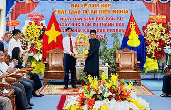 Phó Chủ tịch UBND tỉnh An Giang Lê Văn Phước chúc mừng Đại lễ Tam hợp của Phật giáo Tứ Ân Hiếu Nghĩa